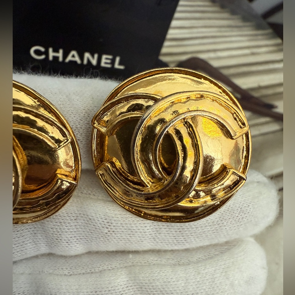 LOT 2253 24K gold plated CHANEL vintage 3D clip on earrings - Picture 4 of 16